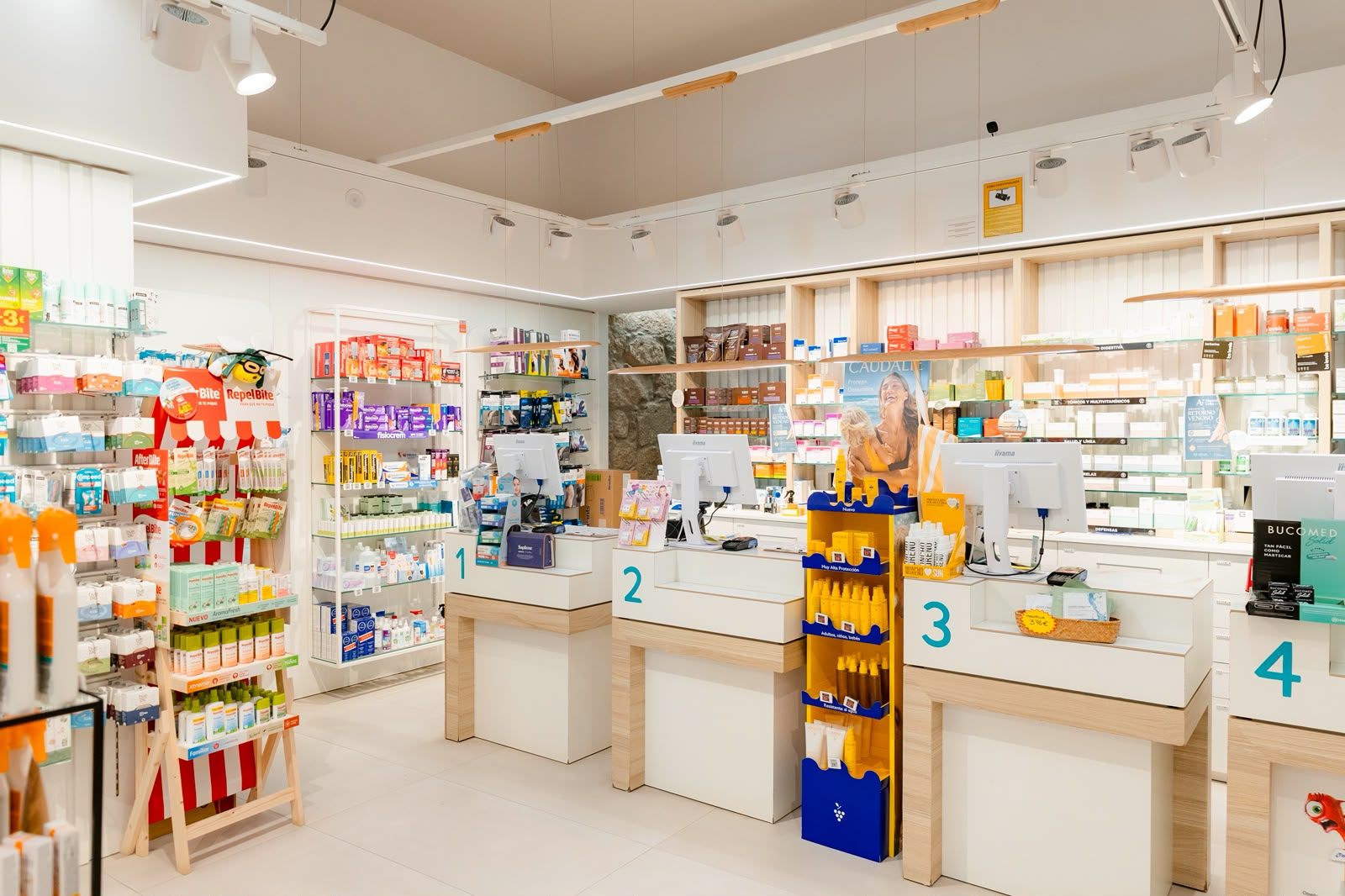 Mostradores de atención de la farmacia Alameda Vella en Cangas de Morrazo