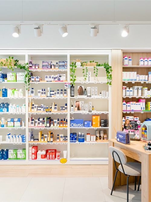 Expositores de dermocosmética de la farmacia Alameda Vella en Cangas de Morrazo