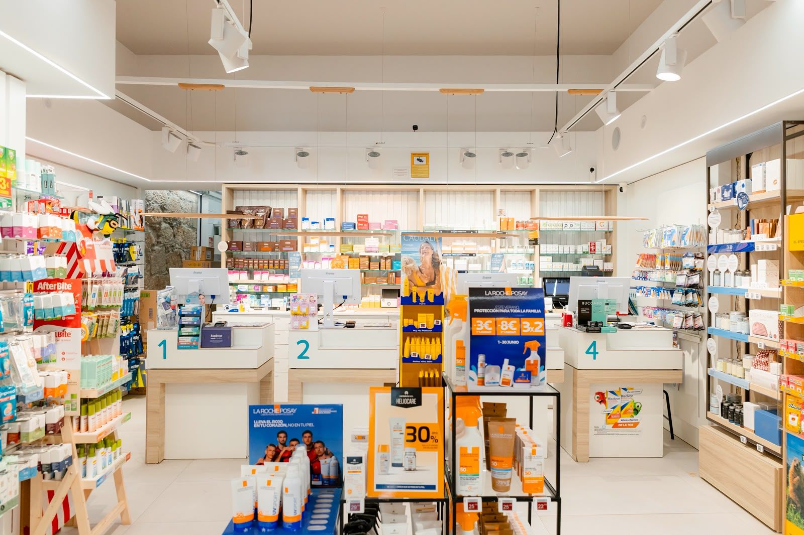 Interior de la farmacia Alameda Vella, tu farmacia de confianza en Cangas de Morrazo