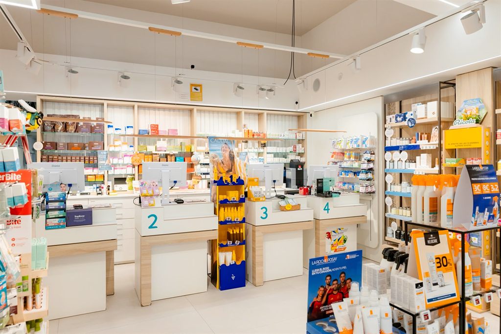 Mostrador de atención al público de la farmacia Alameda Vella en Cangas