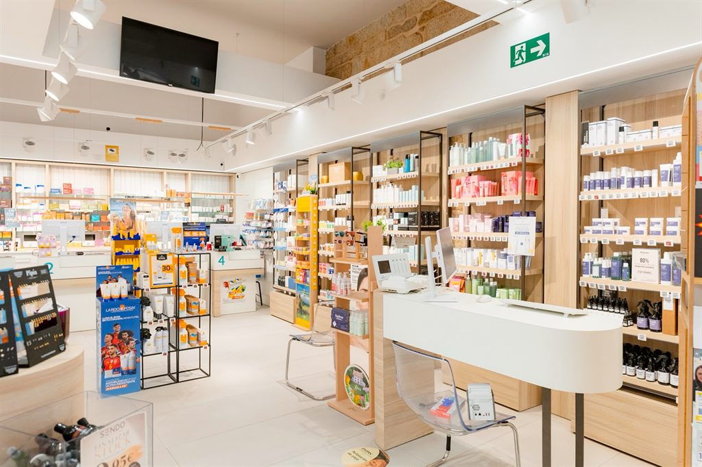Zona de dermocosmética de la farmacia Alameda Vella en Cangas