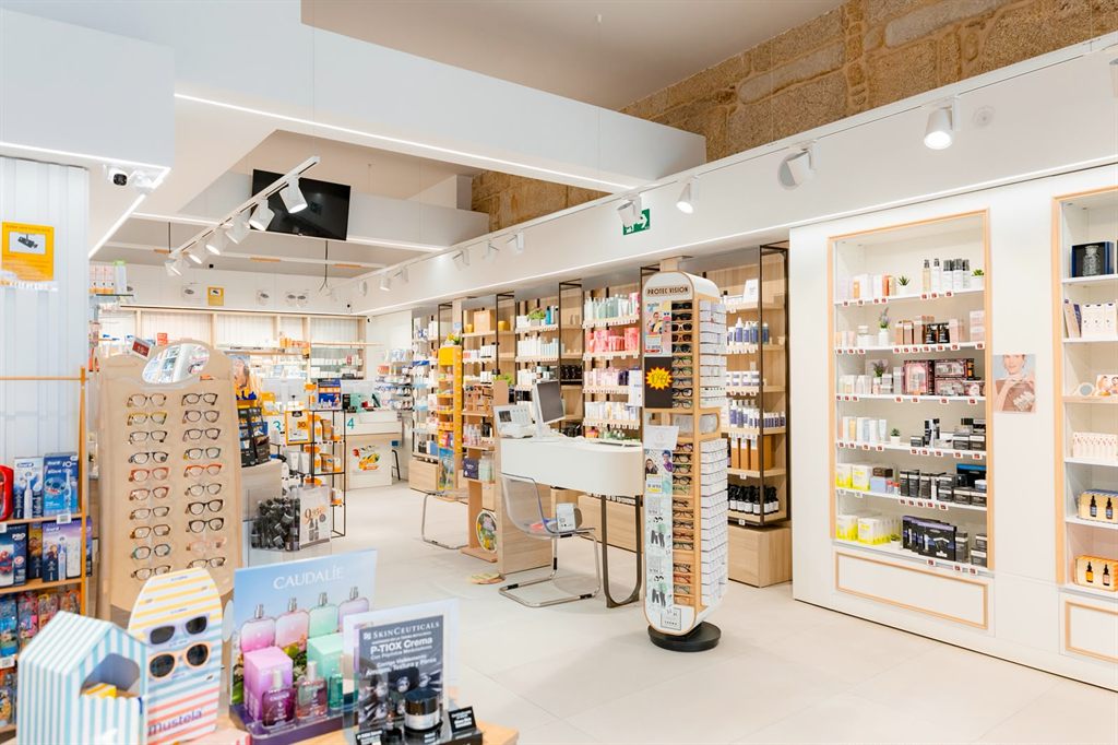 Zona de óptica y gafas de sol de la farmacia Alameda Vella en Cangas