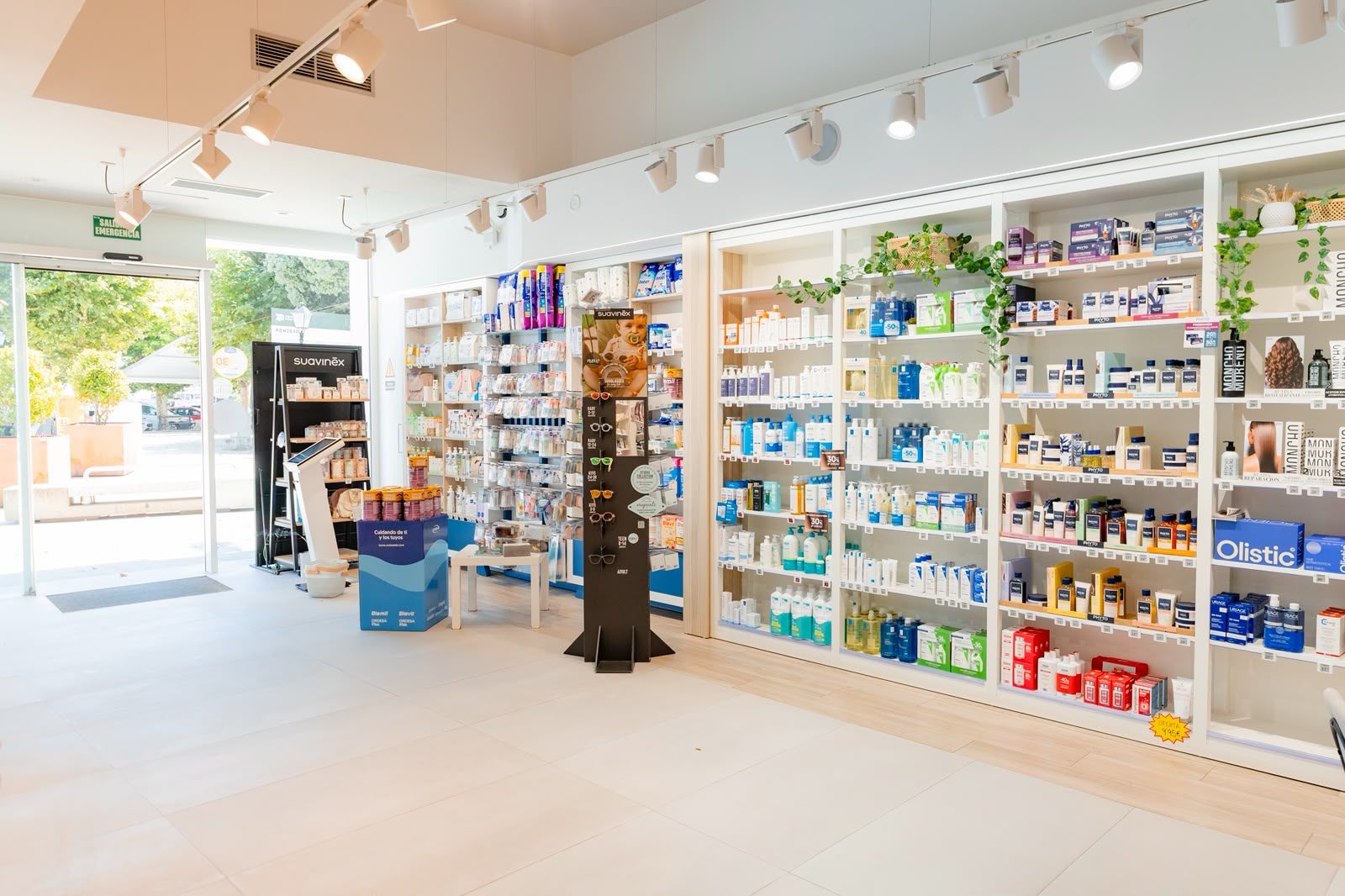 Interior luminoso de la farmacia Alameda Vella en Cangas de Morrazo