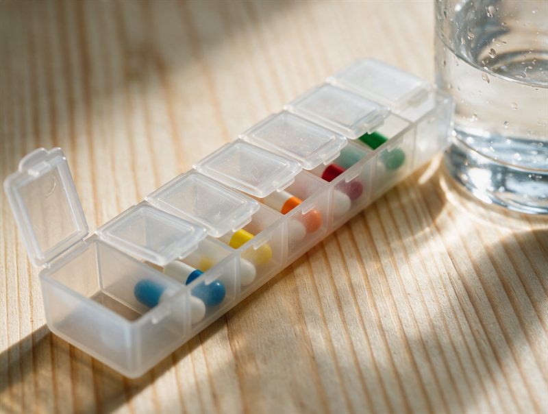 Pastillero semanal que refleja la constancia necesaria en una pauta de suplementación