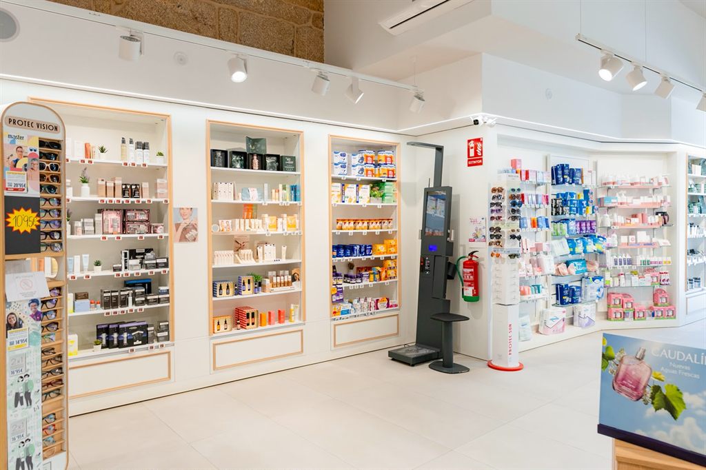 Vitrinas con los complementos y suplementos de la farmacia Alameda Vella en Cangas
